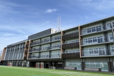 足立区とコスモ、全区立小中学校の電力を再エネ100%に切り替え　年間6千トン以上のCO2排出を削減 画像