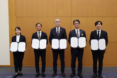 横浜市、洋上風力発電によるグリーン電力供給に向け5者で覚書締結　世界初の電気運搬船による送電を検討 画像