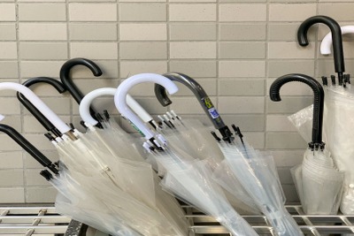 廃棄予定の忘れ物傘を活用、東洋が店舗で急な降雨時の無料傘サービスを実施 画像